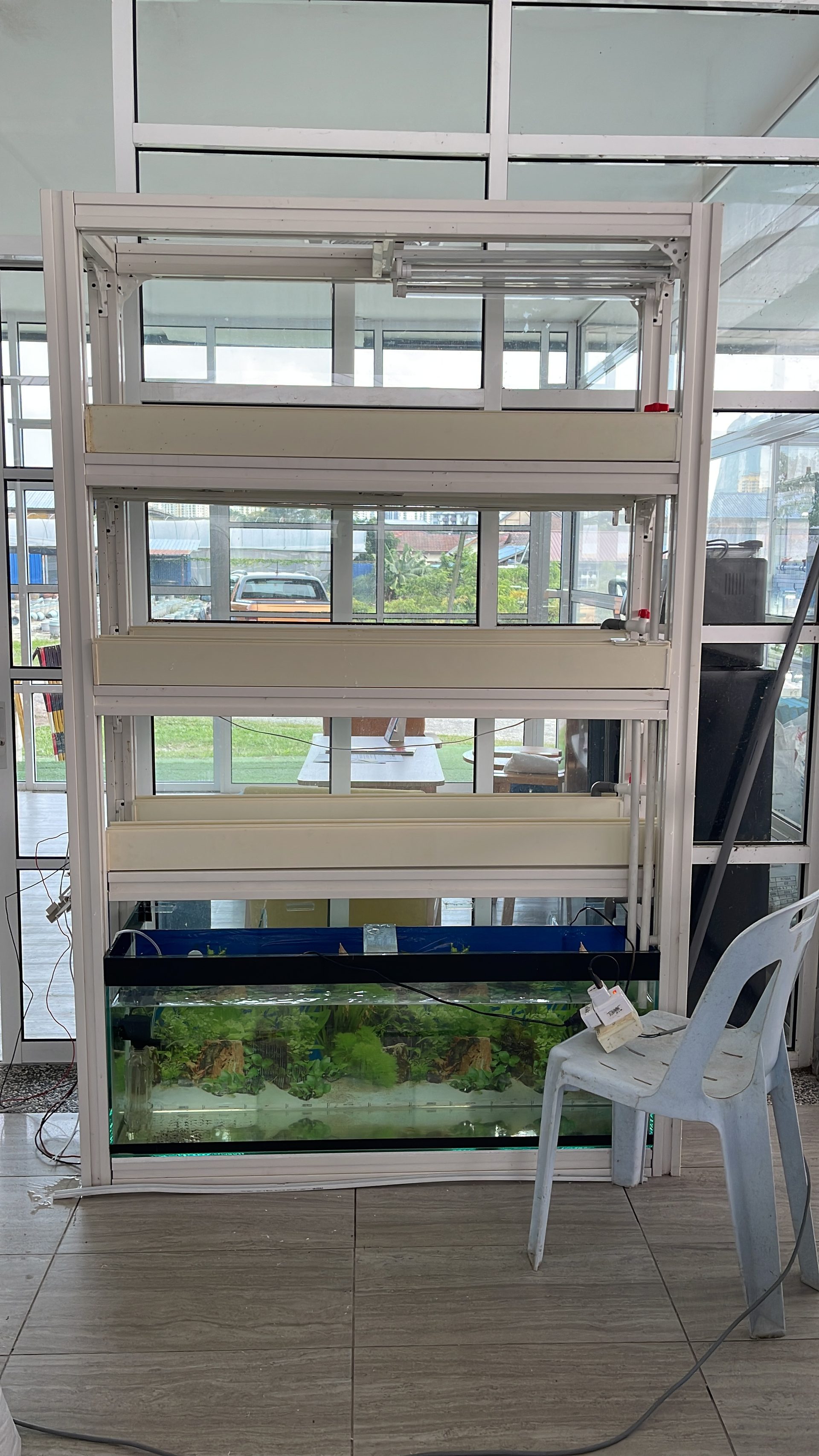 Indoor vertical farm retail display unit